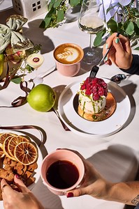 Aasta kõige magusamate kohtumiste aeg療☕️ Viru Food Hall . Jõulu Pavlova minitort, Pistaatsia-vaarika Pavlova minitort, Piparkook “karu mandliga“ - Pavlovacafe Soojad kohvi- ja teejoogid Paper Mill Coffee Jõulumeeleolu lisavad taimedega Decoration & Fleur ja ehetega Kaubamaja Kodumaailm. ⭐️ | Viru Keskus | Facebook