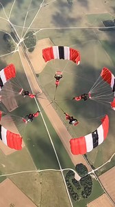 During the Armed Forces Championships back in July the Red Devils/army succeeded with something never achieved before. ✔️ A 5-way down-plane formation, they named the Pentagram - impressive! 🤯 📹 Red Devils/army #canopypiloting #skydive #canopyformation #parachutes | International Skydiving Commission