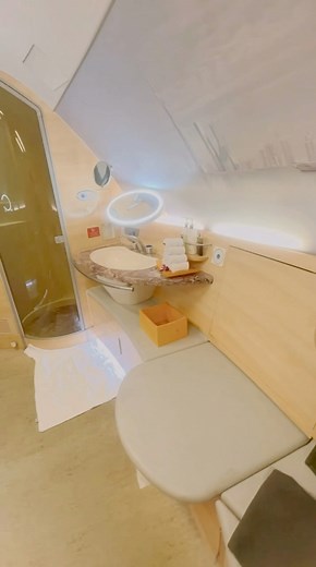 2.9K views · 29 reactions | Private shower spa at 40.000ft. I’m obsessed 殺 #emirates #emiratesfirstclass #emiratesshowerspa #Hangthuonggia #firstclass | Tracy T Ho | Facebook
