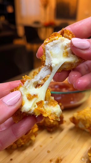 👉 Crocchette di pollo dal cuore filante 🍗Ci credete che queste crocchette di pollo non si friggono? 👇Provate questa ricetta facile e veloce di Burrataepistacchi_ perchè vi svolterà gli aperitivi 😋La ricetta qui 👉 http://altacucina.co | Al.ta Cucina