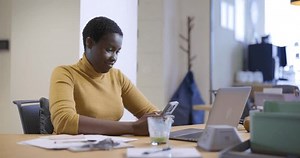 Femme d'affaires souriante lisant des textos : vidéo de stock (100 % libre de droit) 3539024471 | Shutterstock