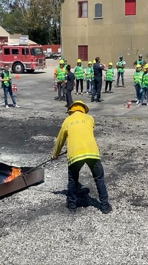 A couple weeks ago, #YourLBFD held CERT Training for both @lbwater & @lbhealthdept ⛑ This 3-day CERT Program consists of: • Lectures on Disaster Prep, Fire Safety, Terrorism, Search & Rescue, CERT Organization, Disaster Psychology & Medical Operations ——— AND ——— • Hands-on training pertaining to fire extinguisher use, how to utilize cribbing to stabilize a vehicle, basic introduction to search patterns & methods, ICS organization & radio communication, lifts & carries, bandaging & splinting, he