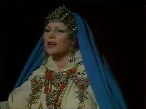 #Taos_Amrouche, en berbère: Ṭawes Ɛemruc, dite #Marguerite_Taos_Amrouche, née le 4 mars 1913 à Tunis et morte le 2 avril 1976 à Saint-Michel l'Observatoire (Alpes de Haute-Provence), est une artiste, écrivaine d'expression française et interprète de chants traditionnels #Kabyles. Elle est la fille de #Fadhma_Aït_Mansour Amrouche et la sœur de #Jean_Amrouche. Taos Amrouche est issue d'une famille kabyle chrétienne. Marie-Louise est son prénom chrétien. Ses parents, Antoine-Belkacem Amrouche (vers
