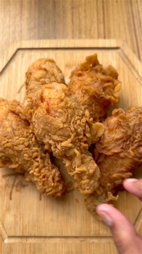 41K views · 222 reactions | That Garlic Mayo swerve睊 in the end tho!Crispy golden chicken ♨️ SERVED HOT! Love how it turned out? Check out the full length recipe with special *MADE EASY hacks here奈 Mahim Makes- #crispy #crispychicken #garlicmayo #dips #recipeshare #fusionfood 欄✊Saus Taus | Saus Taus | Facebook