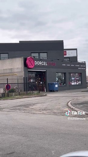 Nudité et Provocation : La Réalité de Dorcel TV