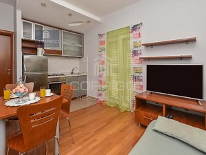 MAKARSKA, APARTMANSKA KUĆA NEDALEKO OD PLAŽE Lokacija: Makarska,...