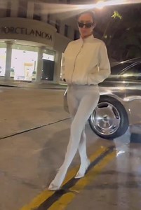 357K views · 4K reactions | Kanye West arrête la circulation pour permettre à sa femme Bianca Censori de faire une séance photo  | Succès | Facebook