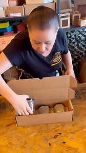 Tutorial! 🚀 🎁📦 ¡Aprende a Armar tu Gift Box o Desayuno Sorpresa en Minutos! 🌞✨ En este video, te mostramos cómo armar una caja para tus regalos o desayunos sorpresa de forma fácil y rápida. ¡Sorprende con un empaque perfecto y especial! 🔹 Paso 1: Despliega la charola plana. 🔹 Paso 2: Dobla las solapas interiores. 🔹 Paso 3: toma la caja pre dobla los pliegues y levanta las solapas laterales y asegúralos. 🔹 Paso 4: Cierra con las solapas superiores. 🔹 Paso 5: introduce la charola y ¡Añade