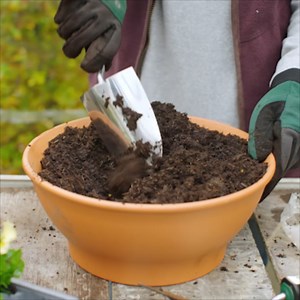 Entdecke jetzt unsere neuen Bosch Gartenhandwerkzeuge! 🌿🛠️ Dank ihrer ergonomischen Griffe fühlt sich die Gartenarbeit besonders angenehm an. Mit unserer breiten Auswahl an Werkzeugen pflegst du deinen Garten liebevoll und mühelos – für blumige, bunte Oasen. 🌱 Gartenkelle: Schaufle große Erdmengen mühelos und erstelle Pflanzgräben für Blumenzwiebeln, Setzlinge und Pflanzen. 💪 Handkelle: Einfaches und bequemes Graben, Jäten oder Anlegen von Pflanzgräben. 🌼 Pflanzkelle: Teile oder pflanze jet