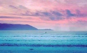 These multi-coloured skies over Inch Beach are giving us serious weekend travel inspo! 📷2sometravel | Kilkenny Design