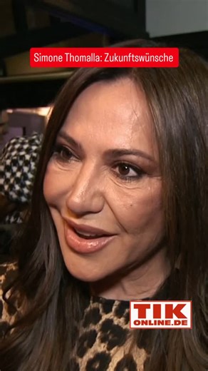 Simone Thomalla @simonethomalla ist gerade 60 Jahre jung geworden! Im Februar 2025 bei der Actors Night by @jcwmarketing hat uns die Schauspielerin erzählt was sie sich für die Zukunft wünscht. #simonethomalla #thomalla #geburtstag #frieden #gesundheit #schauspielerin #tatort #ard #zdf #letsdance #zitate #zitatezumnachdenken #lebensweisheiten #spruchdestages #weiseworte #interview #prominews #starnews | TIKonline.de