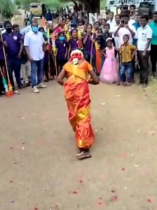 ஆழ்வார்திருநகரி அடுத்த தேமாங்குளத்தில் நேற்று ராஜ்குமார் -நிஷா...