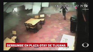 65K views · 684 reactions | Esta tarde colapsó parte del techo del Centro Comercial Plaza Otay, en Tijuana, Baja California. Las cámaras de seguridad captaron el momento del derrumbe en el área de comida y juegos, en el que se ve a una mujer correr para ponerse a salvo #EnPunto con Denise Maerker ow.ly/NNYv50Hb03O | NMás | Facebook