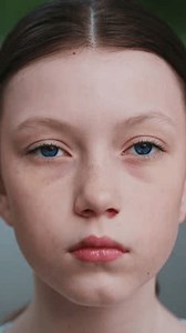 Teenage Girl Warm Smile Poses Portrait: vídeo stock (100% livre de direitos) 3559092347 | Shutterstock