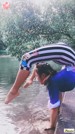 Park Flexibility Challenge: Contortionist Girl Shows Incredible Skills 💪