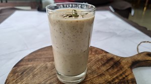 Sip to Nourish: Homemade Makhana Dryfruit Smoothie Magic Nutrient-Rich Bliss Makhana Marvel Embark on a journey of indulgence and well-being with our heavenly Makhana Dryfruit Smoothie – a luscious blend of makhana, warm milk, walnuts, figs, almonds, pistachios, and dates. This healthy smoothie not only delights your taste buds but also nourishes your body with a wealth of nutrients. Ingredients: Makhana Warm Milk Walnuts Figs Almonds Pistachios Dates Health Benefits: The Makhana Dryfruit Smooth