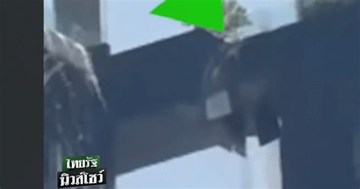 Khoảnh khắc người đàn ông nhảy qua cầu gãy tìm vợ con ở Bangkok