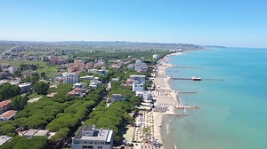 3 Apartamente 1 1 dhe nje Studio Flat -Grasonier me qera ne Golem. Mobilim bashkohore, Wifi TV IPTV, parkim i garantuar, ajer i kondicionuar. Cmimi 45-59 € / Nata Adresa: Rruga e Gjuzve, "Kompleksi Tits", prane Miame Beach 2, Golem. WhatsApp: 447479 9464 20 , Telefon: 355 69333 4654 | ALB UK TV