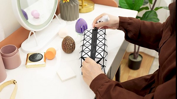 Beauty Blender Case | Make-up Sponge Travel Holder | Powder Puff case for Storage or Business Trip (Leopard - 3)