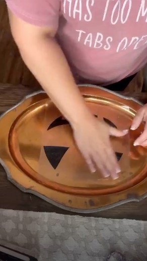 39K views · 1K reactions |  TaDa!! This thrifted Vintage Copper Tray made the CUTEST Jack-o’-Lantern!…….✔️I simply applied a black vinyl face decal… I cut on my Silhouette machine! I can remove after fall! Be Inspired!李Summer #falldecor #fallcrafts #thriftstorefinds #halloweendecor #halloweencrafts | Hammons Nest | Facebook