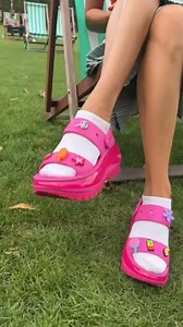 44K views · 62 reactions | "Dịu" nè, chịu nha --- We approve this vibe  Website: bit.ly/Crocs_Sandals Địa chỉ cửa hàng/Store locations: crocs.com.vn/pages/he-thong-cua-hang-crocs-vietnam LazMall Crocs: lazada.vn/shop/crocs 李Shopee Mall Crocs VN: shopee.vn/crocsvn Instagram: instagram.com/crocsvnofficial #CrocsVietNam | Crocs Viet Nam | Facebook