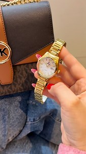 ✨ Festina x Michael Kors — Chic & Class ✨ Montre Festina dorée Sac MK marron… تناغم فاخر بين الذهب والبني لستايل أنيق لا يُقاوم ✨ ✔️ جودة عالية ولمسة راقية 💎 تشطيب دقيق ولمعان أنثوي 📦 متوفّر — الكمية محدودة 🚚 توصيل سريع لكل الولايات 👉 احجزي طقمك الآن وتألقّي بثقة | Paradis Bijoux - Ski
