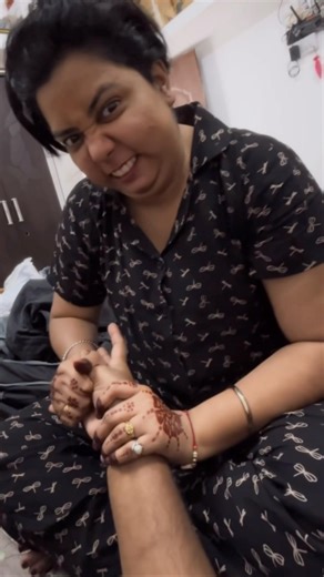When wife breaks fingers like monkey 🐒 #viral #love #wife #comedy #funnymoment #monkey #funnyface