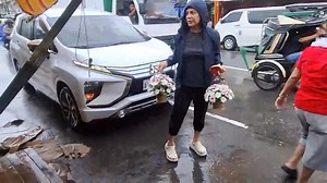 #Undas2024: Business is good for flower shops in Dagupan City, Pangasinan despite rainy weather on Thursday (Oct. 31, 2024). Arranged flowers sell from PHP200 to PHP1,500. Filipinos will stop at nothing to honor departed loved ones on All Saints' and All Souls' Days. | Hilda Austria | Philippine News Agency