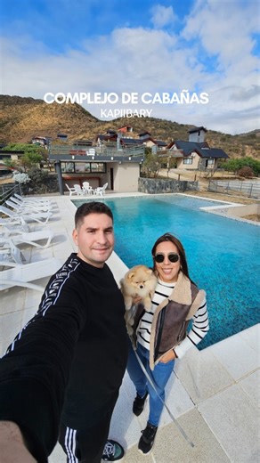 Lugares para comer en Córdoba on Instagram: "Visitamos un hermoso complejo de cabañas con las mejores vistas al Valle de Calamuchita 😍 @kapiibary.cabanas Actualmente ofrecen 11 cabañas de distintas capacidades desde 2 hasta 8 personas, una hermosa pileta exterior y hasta pileta climatizada 🙌🏼 Ambiente súper tranquilo y natural con todas las comodidades. 📍Av. Central entre calle 7 y 8, B° Sierra Morena, Villa Ciudad Parque, Calamuchita (a 10min del Villa General Be