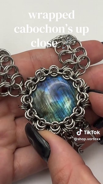 some close ups off all the wrapped cabochons available on my etsy atm! all pieces are made from stainless steel⛓️‍💥 #chainmaillejewelry #labradorite #crystals #cabochon