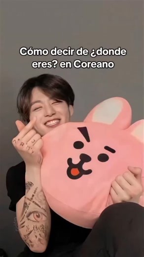 🌍🇰🇷 ¿Cómo se dice “¿De dónde eres?” en coreano? Si algún día viajas a Corea o hablas con un nativo, esta es una de las primeras frases que vas a escuchar 👀💬 👉 어디에서 왔어요? (eodieseo wasseoyo?) Significa “¿De dónde eres?” y es una forma educada y muy común de preguntarlo. Y si quieres responder, puedes decir: ✨ 저는 [país] 에서 왔어요 (jeoneun [país] eseo wasseoyo) = “Soy de [tu país]”. Ejemplo: 🇲🇽 저는 멕시코에서 왔어요 — Soy de México 🇨🇴 저는 콜롬비아에서 왔어요 — Soy de Colombia 🇦🇷 저는 아르헨티나에서 왔어요 — Soy de Argent