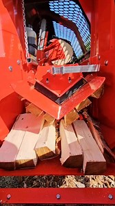 Japa 365 Perfect Split – the only firewood processor in its class with two splitting methods. Size doesn’t matter – the result is always consistent. No unnecessary safety guard interruptions – just focus on making perfect firewood. Japa 365 Perfect Split – ainoa kahden halkaisutavan klapikone kokoluokassaan. Koolla ei ole väliä – lopputulos on aina tasalaatuista. Ei turhaa suojaverkon availua ja saat keskittyä laadukkaan polttopuun tekoon. #firewoodprocessor #japa #firewoodprocessing #polttopuuk