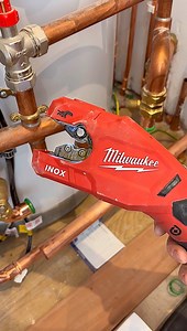 How to cut copper pipe using the Milwaukee raptor cutter! This does 15mm - 28mm super fast! #asmr #asmrsounds #plumbing #toolbag #pipes #tools #cleancopper #plumbertools #pressfit #soldering #copper #handtools #work #diy #howto #plumber | Mmplumber
