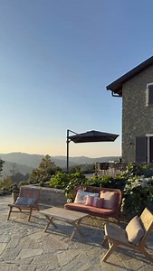 Autumn 🍂 We are in love 💛🧡🤎 The season calls for warmer food and warm socks in the mornings 🧦 but midday is still inviting for drinks and lunches outside. The garden still provides plenty of vegetables, fruits and herbs🍆 Sure the swims in the pool are cut shorter 🚿 but the warm outdoor showers make up for that 🙌🏼 #Autumn in #piedmonte #asti #italy #piemonte #castelrocchero #ourdoors #drinks #lunch #lunchtime #freshproduce from the #garden #infinitypool #infinityview #scarpavineyards #sh