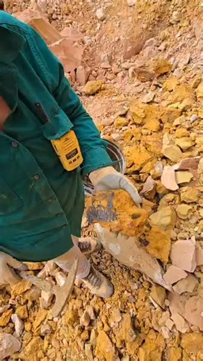 Finding and working with this opal matrix material is very interesting, as how it forms in different to both the boulder and wood replacement opal that I also mine. There is always something to learn, even when you are experienced. A good lesson for life in general I think! 😊 Sue #brokenrivermining #opal #boulderopal #australianopal #opalmining #opalminer | Broken River Mining