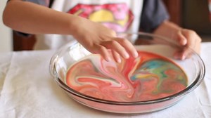 🥛 Milk and food coloring double as a beautiful activity and a lesson in surface tension: http://www.pbs.org/parents/crafts-for-kids/rainbow-milk-science/ Crafts for Kids is a weekly series that encourages parents and kids to spend time together making fun and simple projects. Brought to you by #PBSParents and Salsa Pie's Caroline Gravino Productions. Music provided by APM Music. #PBS #KCTS9 #Science #STEM | Cascade PBS
