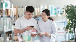 Junger Mann in der Apotheke scannt: Stockvideos & Filmmaterial (100 % lizenzfrei) 3962671251 | Shutterstock