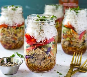 These Quick & Easy Chicken Spring Roll Jars are the perfect grab and go lunch!!! PRINT RECIPE>>>http://thegirlonbloor.com/quick-easy-chicken-spring-roll-jars/ | The Girl on Bloor - Healthy, easy recipes for busy people