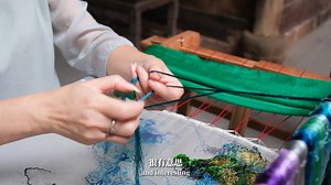 🎨Embroidery: An Art Form That Breathes Life into Fabric In the realm of intricate craftsmanship, one name stands out for elevating the ancient art of Jiangxi Embroidery to new heights of sophistication — Tao Lihua, a passionate guardian of the Jiangxi-style Embroidery tradition. 👩‍ 🧵 Threads finer than hair dance gracefully under her skilled fingers, coming alive in intricate patterns and rich details that captivate the eye and ignite the imagination. Her creations are a testament to the time