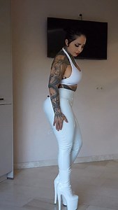 Rubber sound 🔊🎈 Leggings :@ishtarandbrute • • #shinyfashion #shinyleggings #balloonart #latex #sound #effects #latexleggings #rubber | Cleo Patra