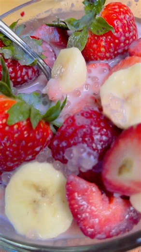 Strawberry and banana with tapioca pearls #tapioca #pearls #desserts | Mama Sweet and Spice