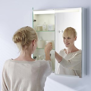 Geberit Option -peilikaapit tuovat valoa sinne, missä sitä tarvitaan ja tarjoavat arkea helpottavia toimintoja: 💡Peilikaapeissa on sekä suora- että epäsuora valaistus. Suora valaistus sopii kaikkiin tilanteisiin ja epäsuora valaistus luo tunnelmaa valaisten myös pesualtaan. 🪥 Korkeussäädettävät hyllyt, USB-portti, hipaisukytkin ja suurentava peili kaapin sisällä helpottavat kosmetiikkatuotteiden säilytystä ja laittautumista illanviettoon. | Geberit