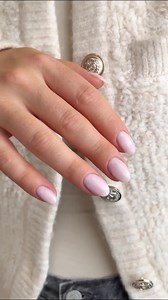 How To: Cover Base Protein 🌟⁠ ⁠ Wir zeigen dir hier, wie du die Cover Base Protein richtig aufträgst. Egal, ob du ein Fan von natürlichen Looks oder von auffälligen Designs bist, eine gut aufgetragene Base ist der Schlüssel zu langanhaltenden und beeindruckenden Ergebnissen! Mit unserer Cover Base Protein wird jede UV Maniküre zum Kinderspiel. ✅⁠ ⁠ Probiere es aus und teile deine Erfahrungen mit uns! Und vergiss nicht: Unser Black Friday Sale ist in vollem Gange! Entdecke unglaubliche Angebote 