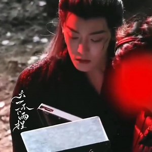 19K views · 467 reactions | Hạo cẩn thận xem lại cảnh quay ~  Hồi xưa lúc phim đóng máy, có một paparazzi tại phim trường nhận xét như sau: Nếu yêu thương nhân vật là một môn học, Hầu Minh Hạo chắc chắn sẽ vượt qua với số điểm cao | Góc nhỏ đu Hầu Minh Hạo | Facebook