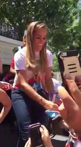 23K views · 705 reactions | [VIDEO] Nuestra medallista olímpica Mónica Puig firma autógrafos al público durante la Bienvenida de Pueblo que Puerto Rico ofrece hoy a nuestros atletas #OrgulloBoricua #EquipoPUR #PURenCasa  | Notiséis WIPR | Facebook