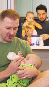 Há um ditado que diz que ao nascer um filho, nasce também um pai. Mas quantos homens não sentem a paternidade antes mesmo do nascimento, ainda no desejo de ser pai? Para Ricardo e Vito, a paternidade iniciou muito antes de segurarem nos braços pela primeira vez seus filhos, os gêmeos Heloísa e Pietro, que acabam de completar um ano e que transformaram em tão pouco tempo suas vidas e suas visões de mundo para melhor. Colaborador da Oracle, Ricardo contou com a licença de quatro meses para se dedi