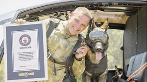 Cartea Recordurilor: Acesta este primul caine din lume care a zburat cu parasuta