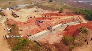 Oborevwori battling gully erosion at Okpanam-Ibusa bypass | Nelson Egware | Facebook