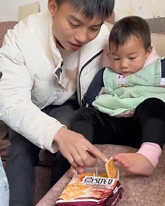 Armless kid getting all the support and love from her parents | Handy Dandy