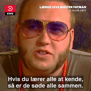 "Livet er en gave. Og du skal leve det lige nu. Dét, det hele handler om, er livet, slubre, slubre. Hvor smager det godt". Få mennesker sætter et uudsletteligt aftryk og ændrer vores forhold til selve livet. Morten Lindberg aka Master Fatman levede sin filosofi om kosmisk kærlighed. Han døde i foråret 2019, og vi hylder ham i portrættet 'Længe leve - Master Fatman'. | DR2